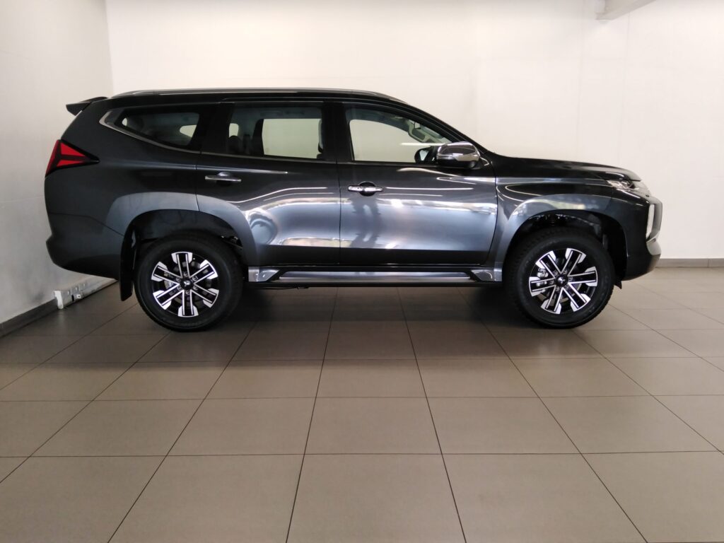 Mitsubishi Pajero Sport Right